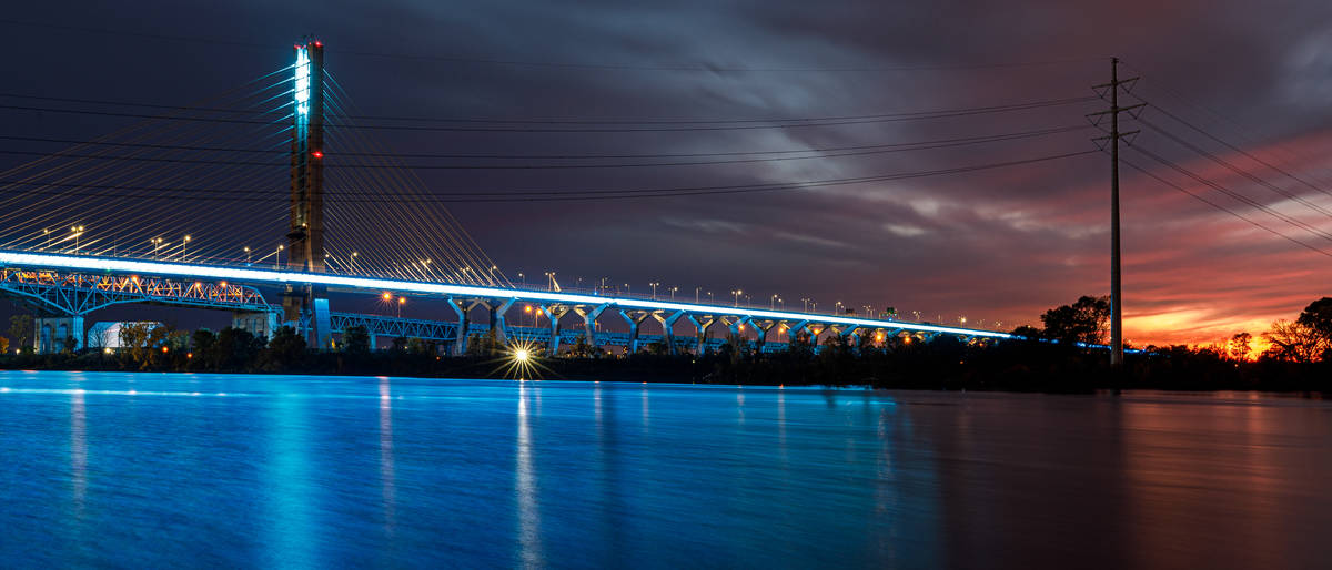 Un pont Samuel-De Champlain aux couleurs de l’arc-en-ciel en mai