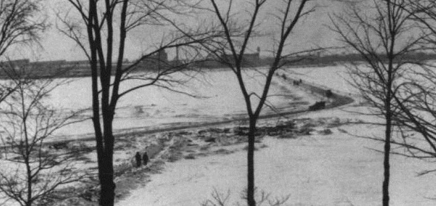 Un pont de glace pour traverser le fleuve