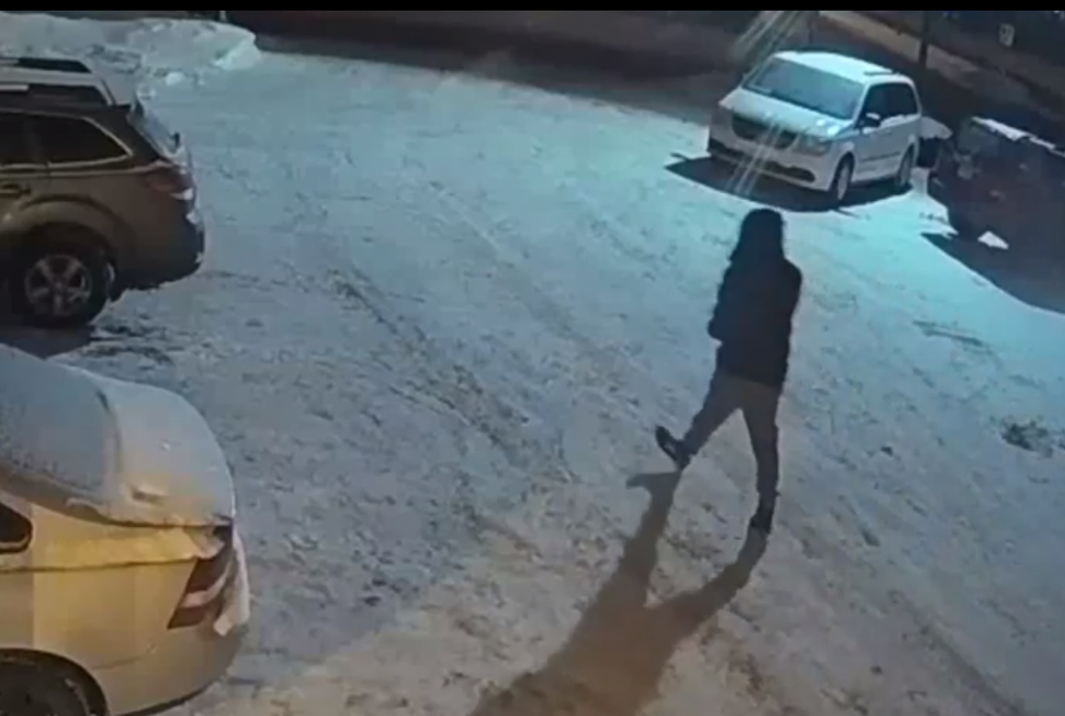 La police de Longueuil recherche un individu qui aurait incendié un véhicule