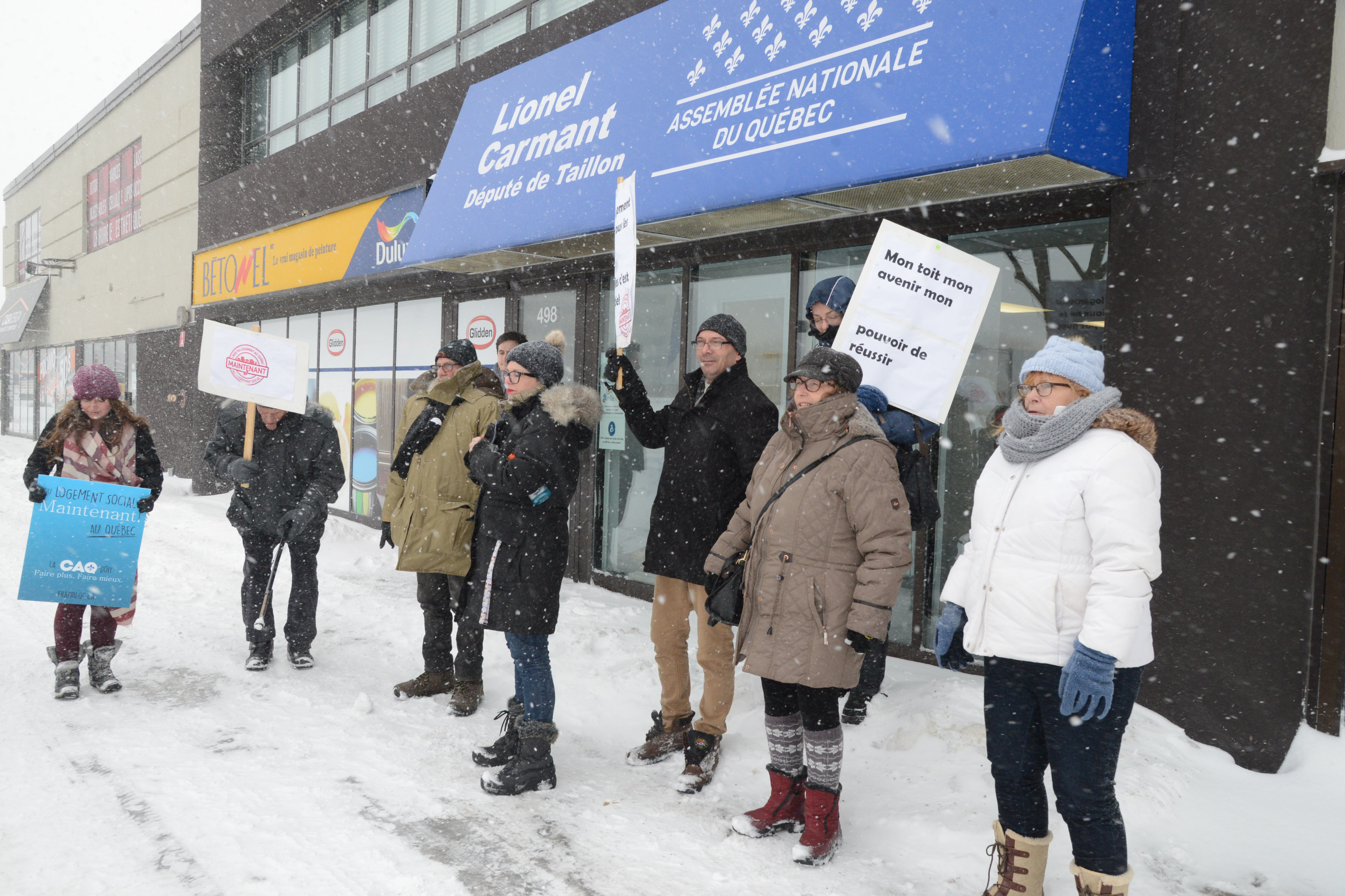Une caravane du FRAPRU débarque devant le bureau de Lionel Carmant