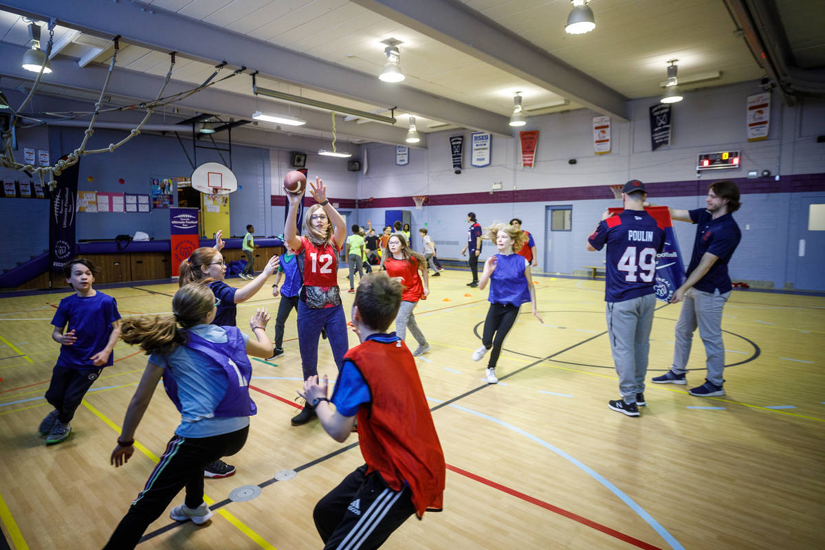 Des élèves du territoire initiés au football grâce à des joueurs des Alouettes
