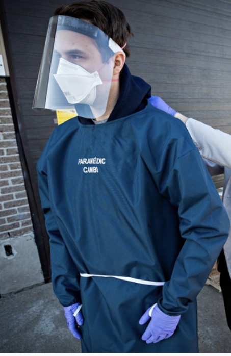 Une entreprise de Saint-Hubert troque les sacs de sport pour les blouses de protection