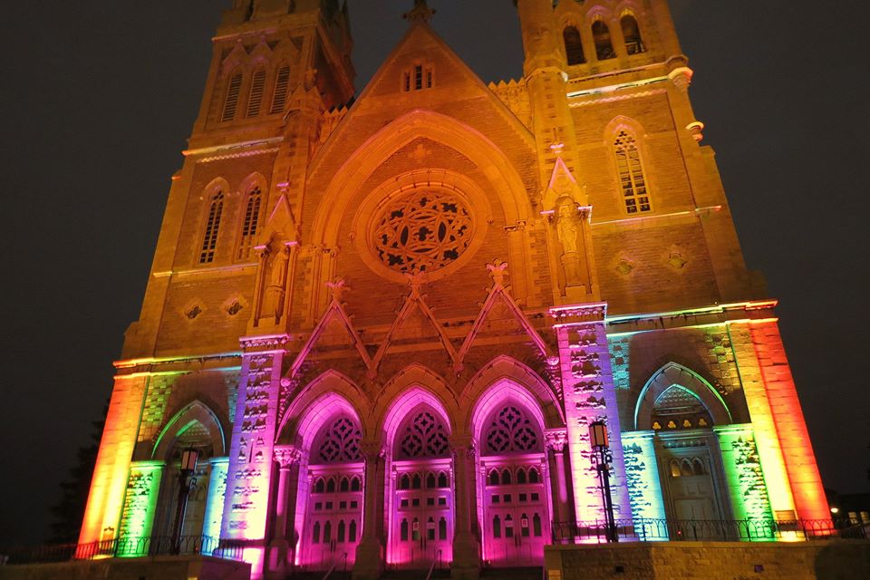 La cocathédrale Saint-Antoine-de-Padoue aux couleurs de l’arc-en-ciel
