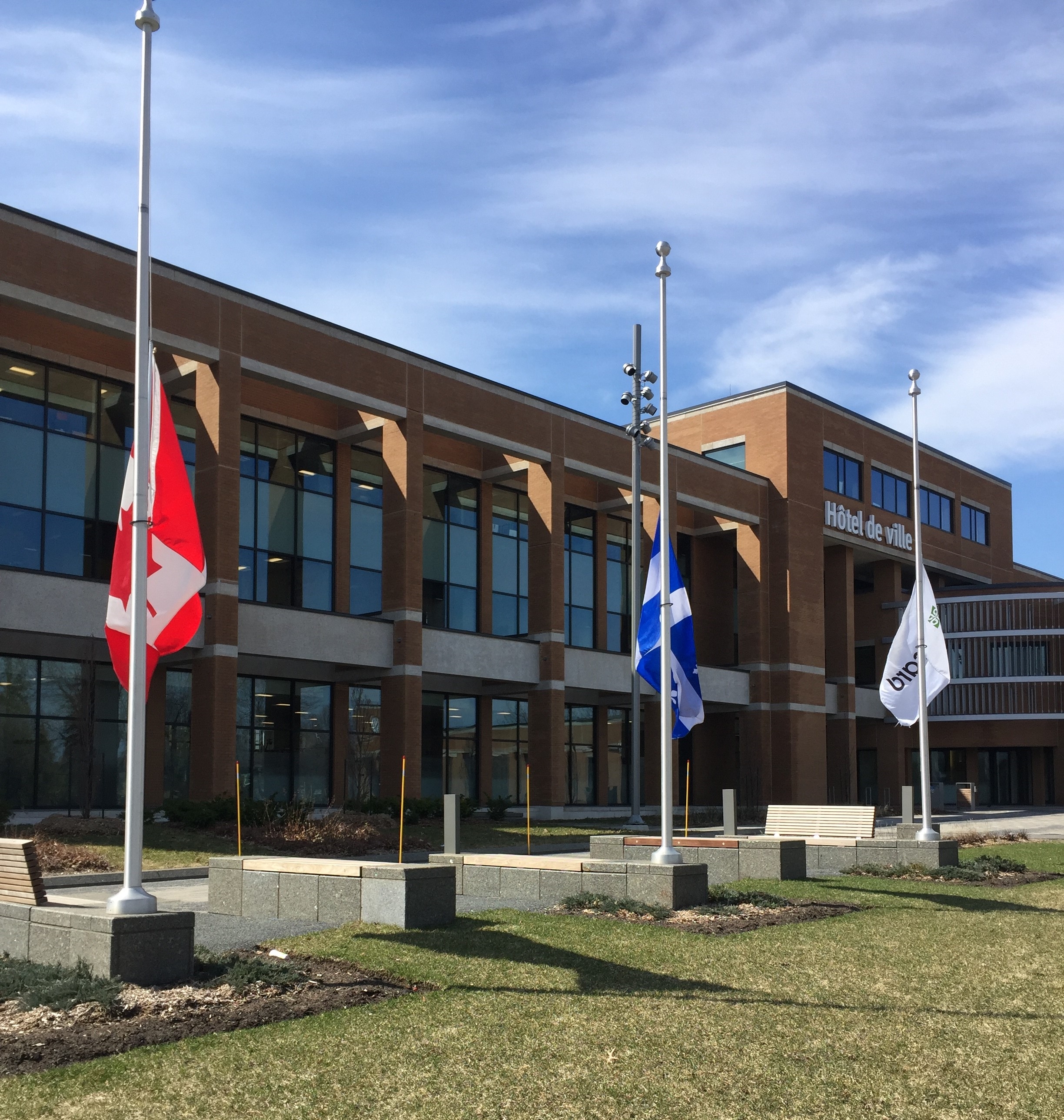 Tuerie en Nouvelle-Écosse: drapeaux en berne à Brossard et Saint-Lambert