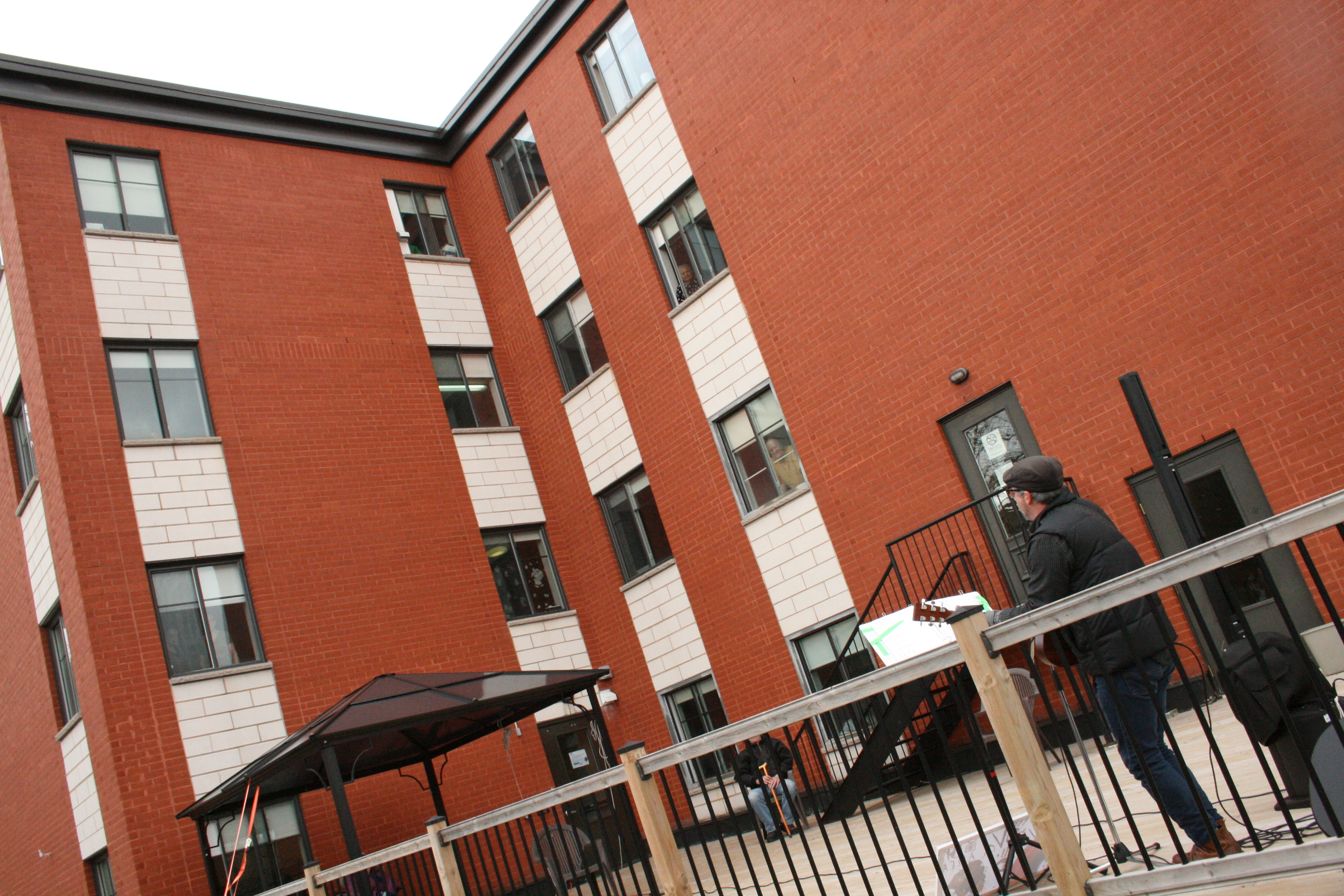 En vidéo – Des spectacles côté cour pour les aînés