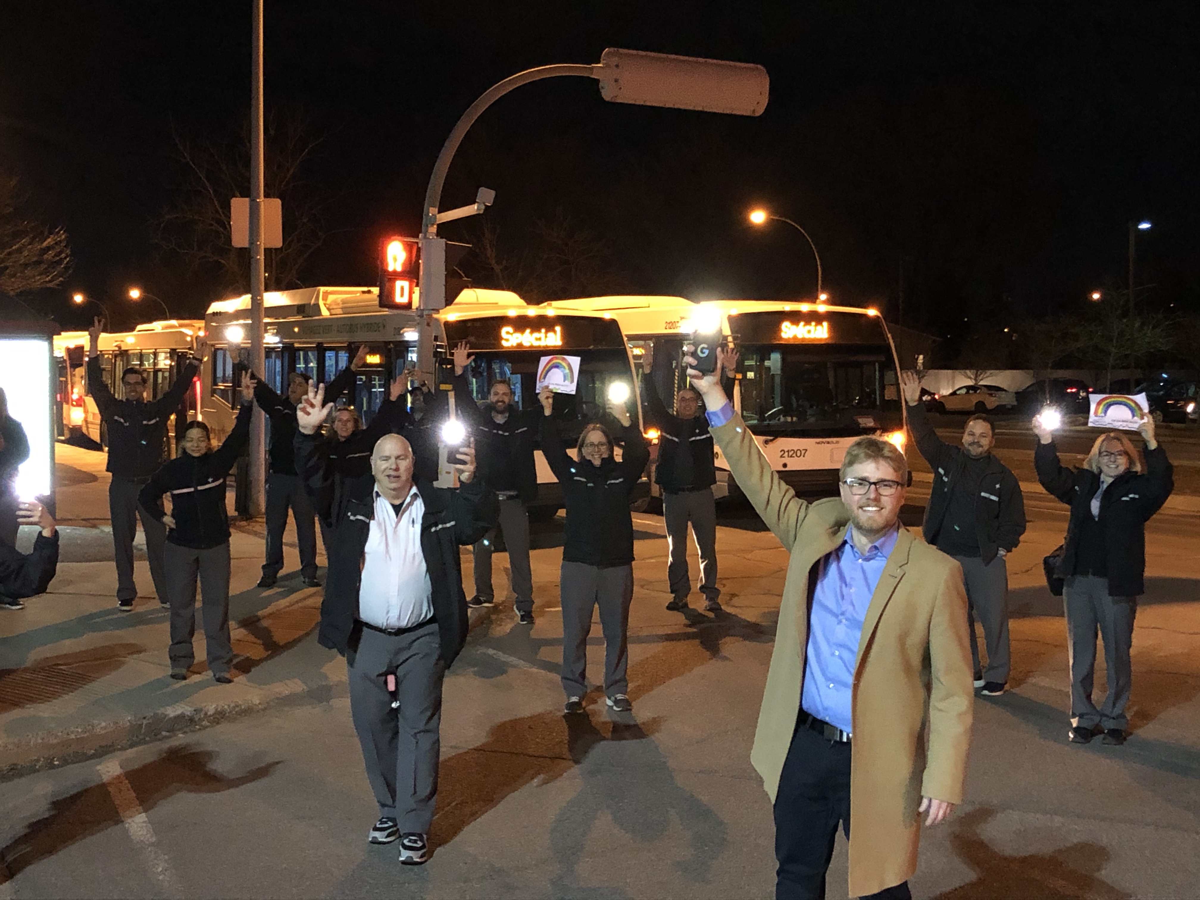 VIDÉO – Hommage aux anges gardiens: une vingtaine d’autobus devant les hôpitaux de Longueuil