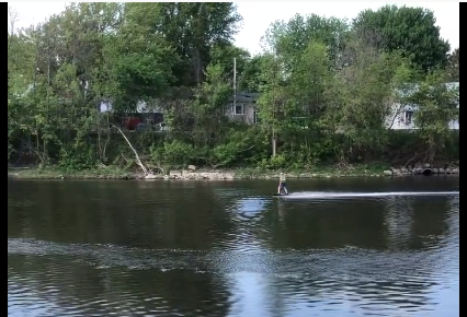 EN VIDÉO – À la planche sur la rivière
