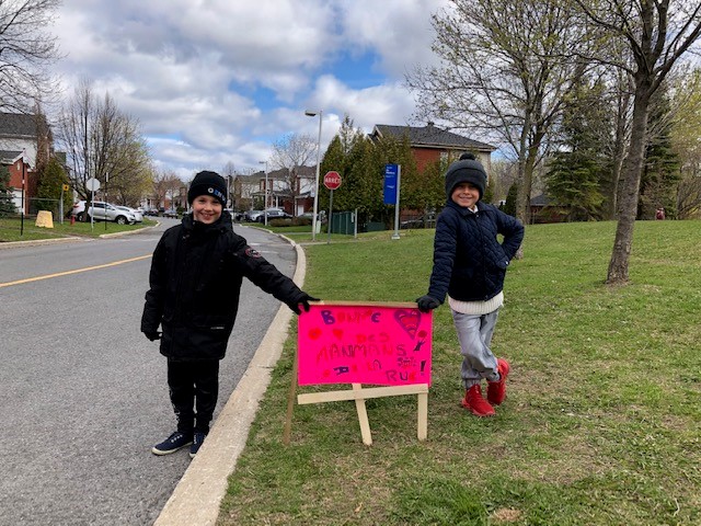 Des enfants soulignent la fête des Mères
