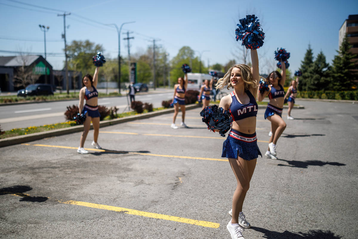 Les cheerleaders des Alouettes font bouger des résidents à Longueuil