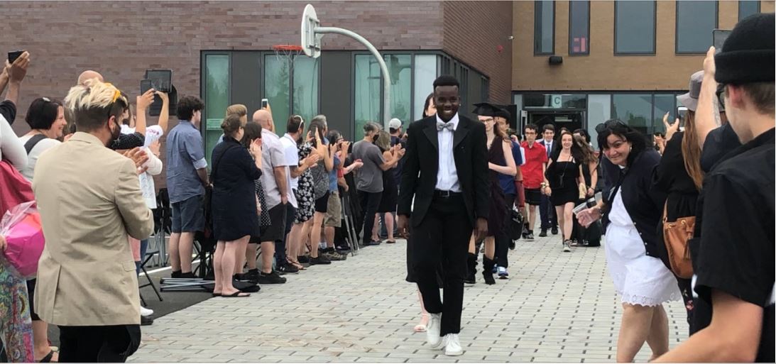 VIDÉOS – Une haie d&rsquo;honneur pour les finissants de l&rsquo;école de l&rsquo;Agora