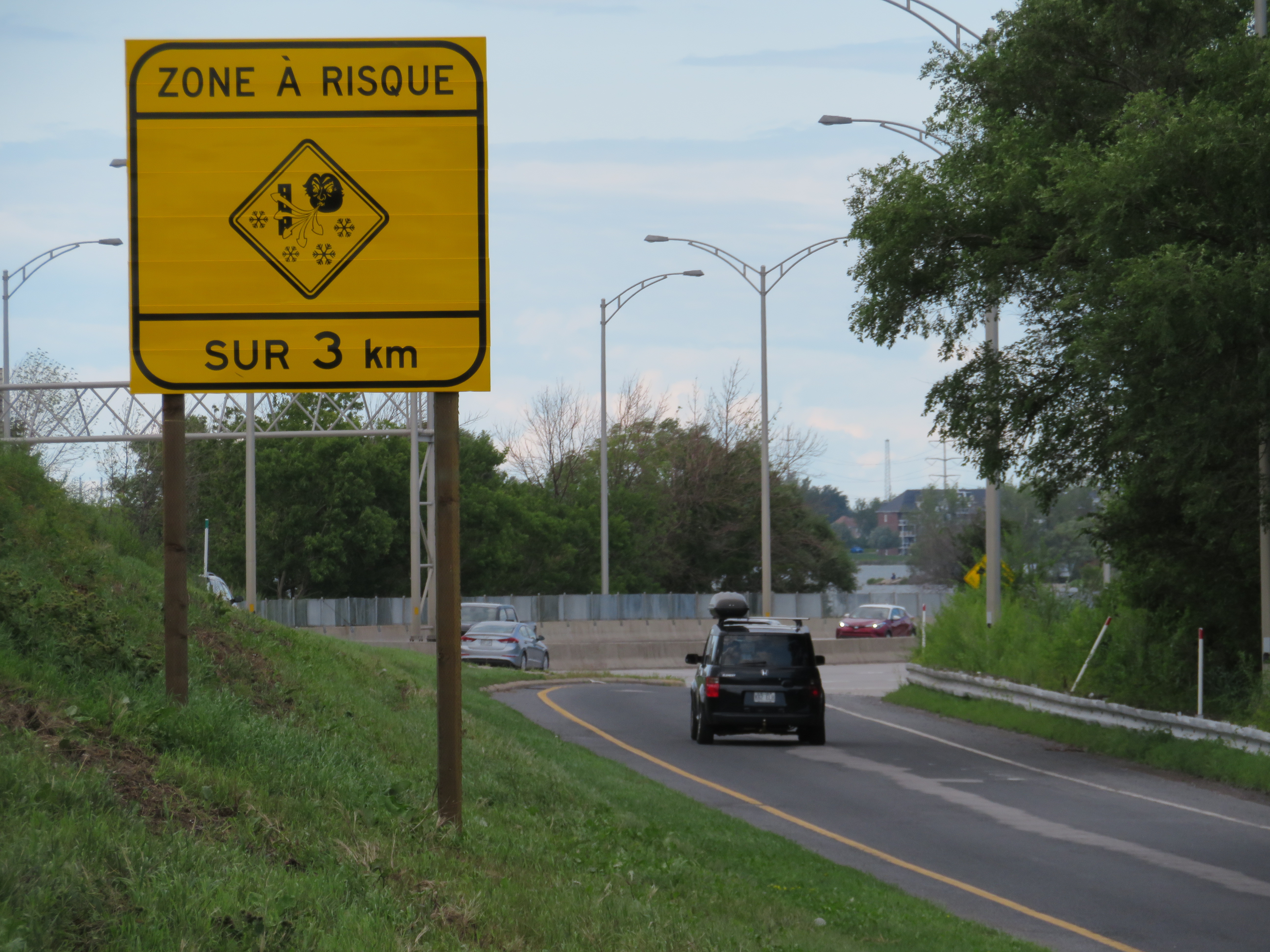 Zone à risque de poudrerie : des panneaux d’avertissement installés sur l’autoroute 15