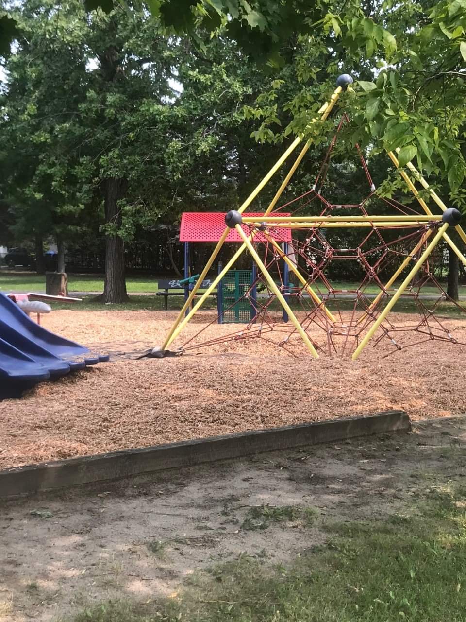 Des copeaux de bois remplacent désormais le sable au parc Asselin