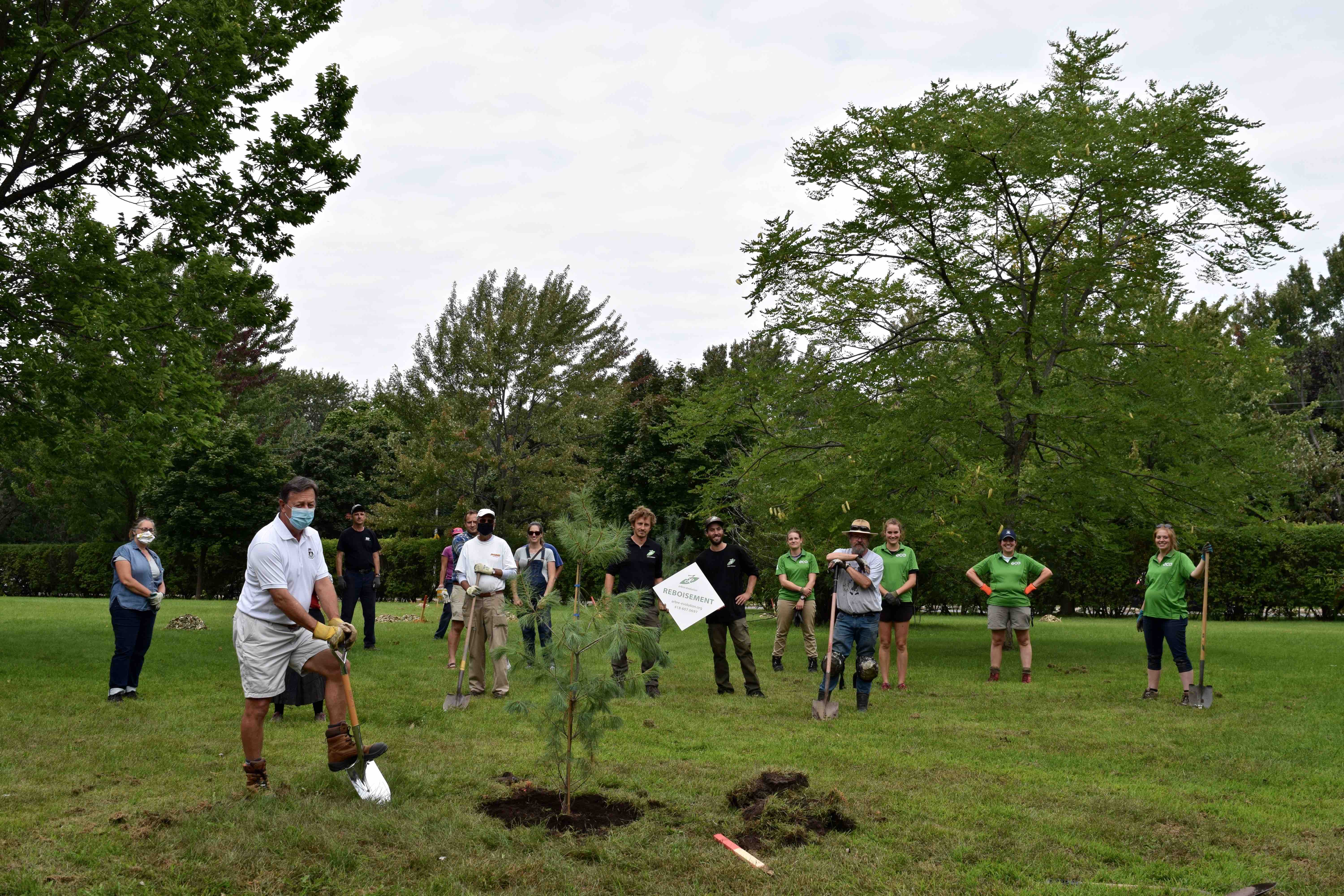 200 arbres et arbustes plantés par des citoyens dans 4 parcs de Saint-Lambert