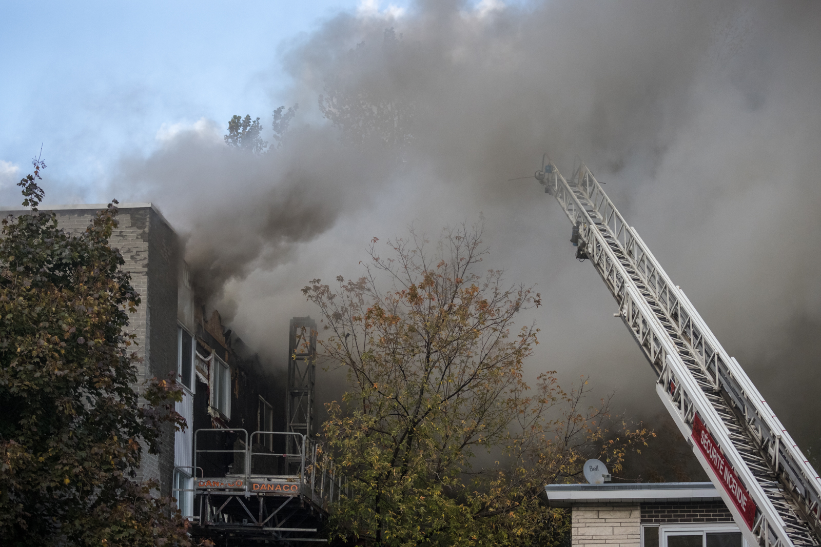 PHOTOS – Incendie majeur dans un immeuble à logements de Greenfield Park