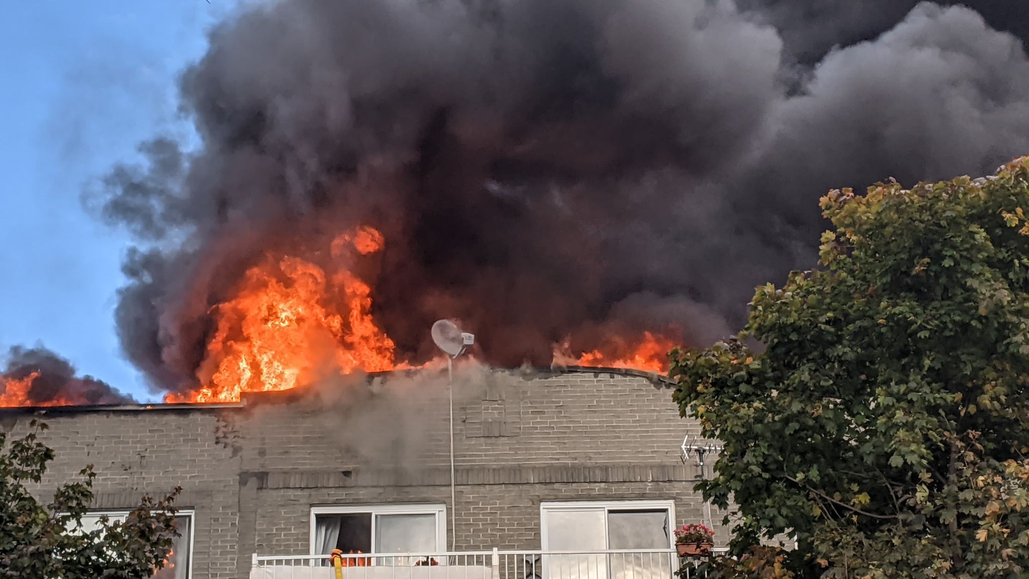 PHOTOS – Incendie majeur à Greenfield Park : des travaux de rénovation en cause
