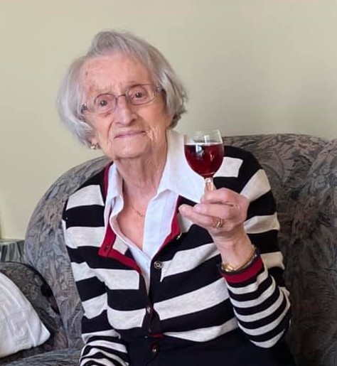 Presque centenaire et vaccinée, elle fête au porto