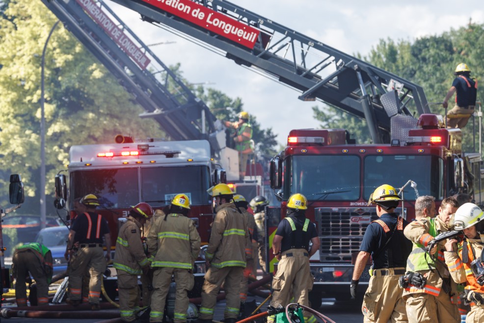 Un incendie se répand à six maisons en rangées à Longueuil