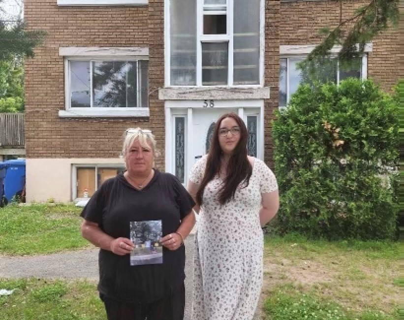 Mère et fille sans toit depuis des mois