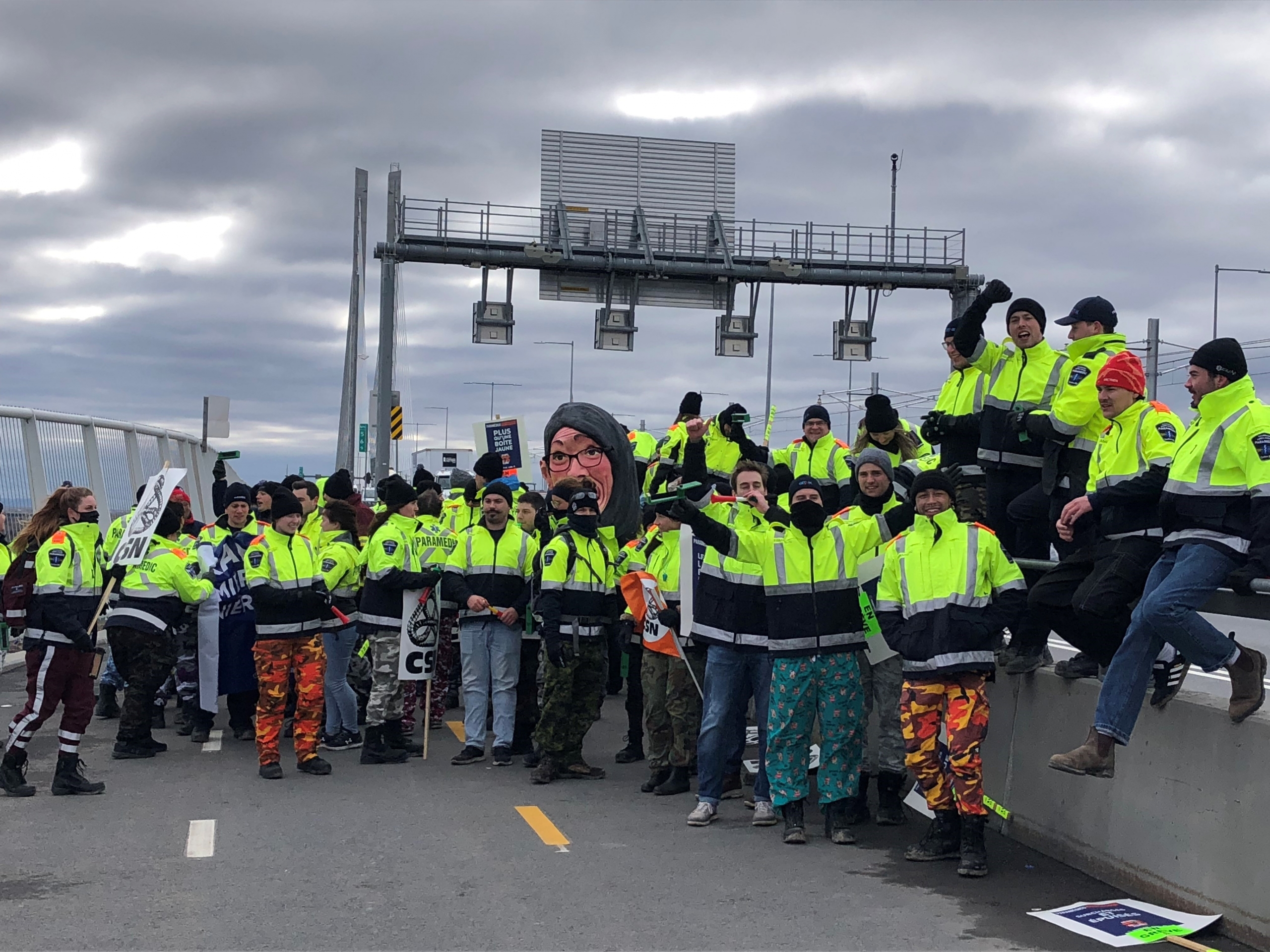 Les paramédics manifestent sur le pont Champlain