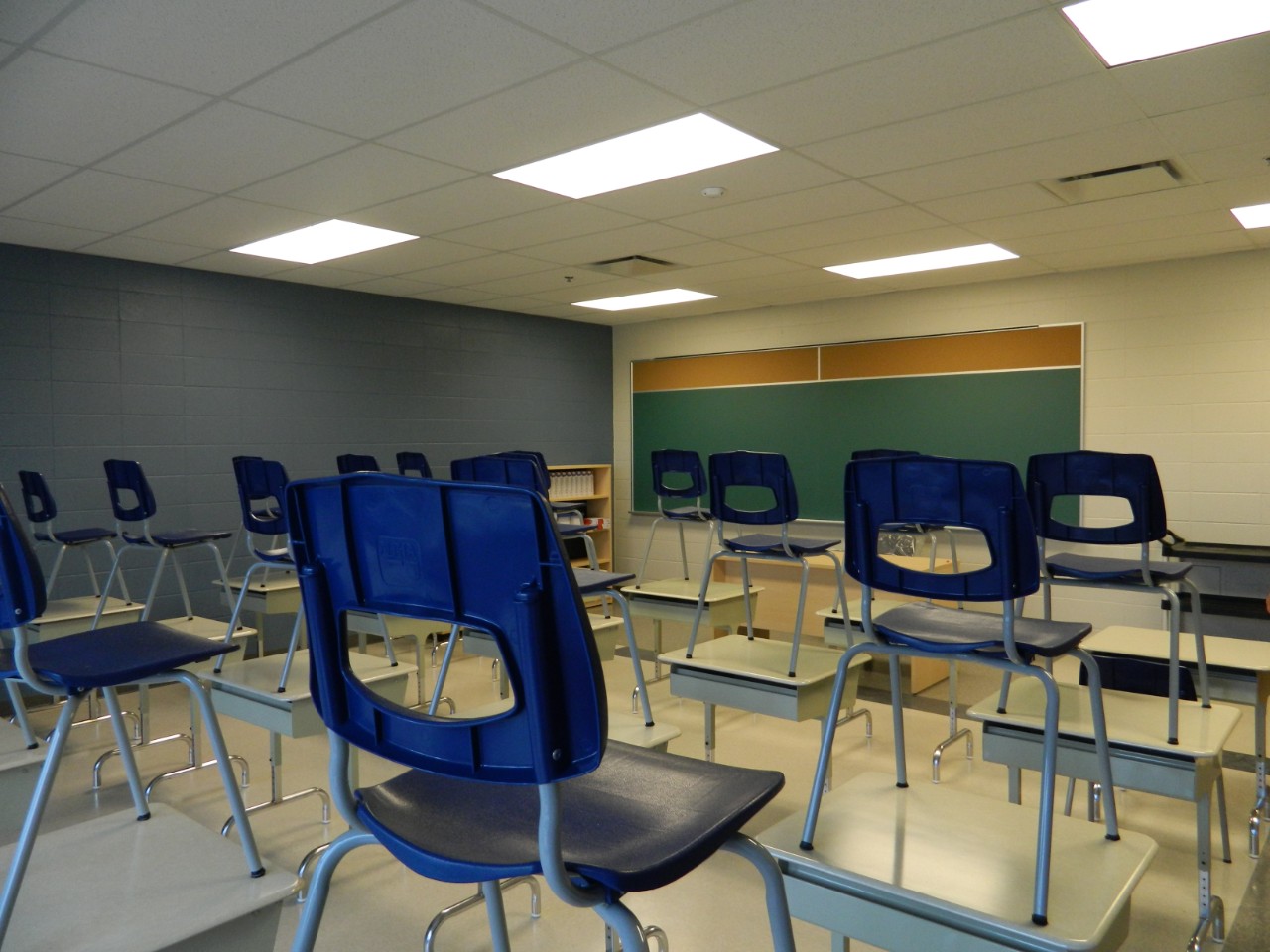 Un enfant négatif, mais qui a des symptômes peut-il aller à l’école ?