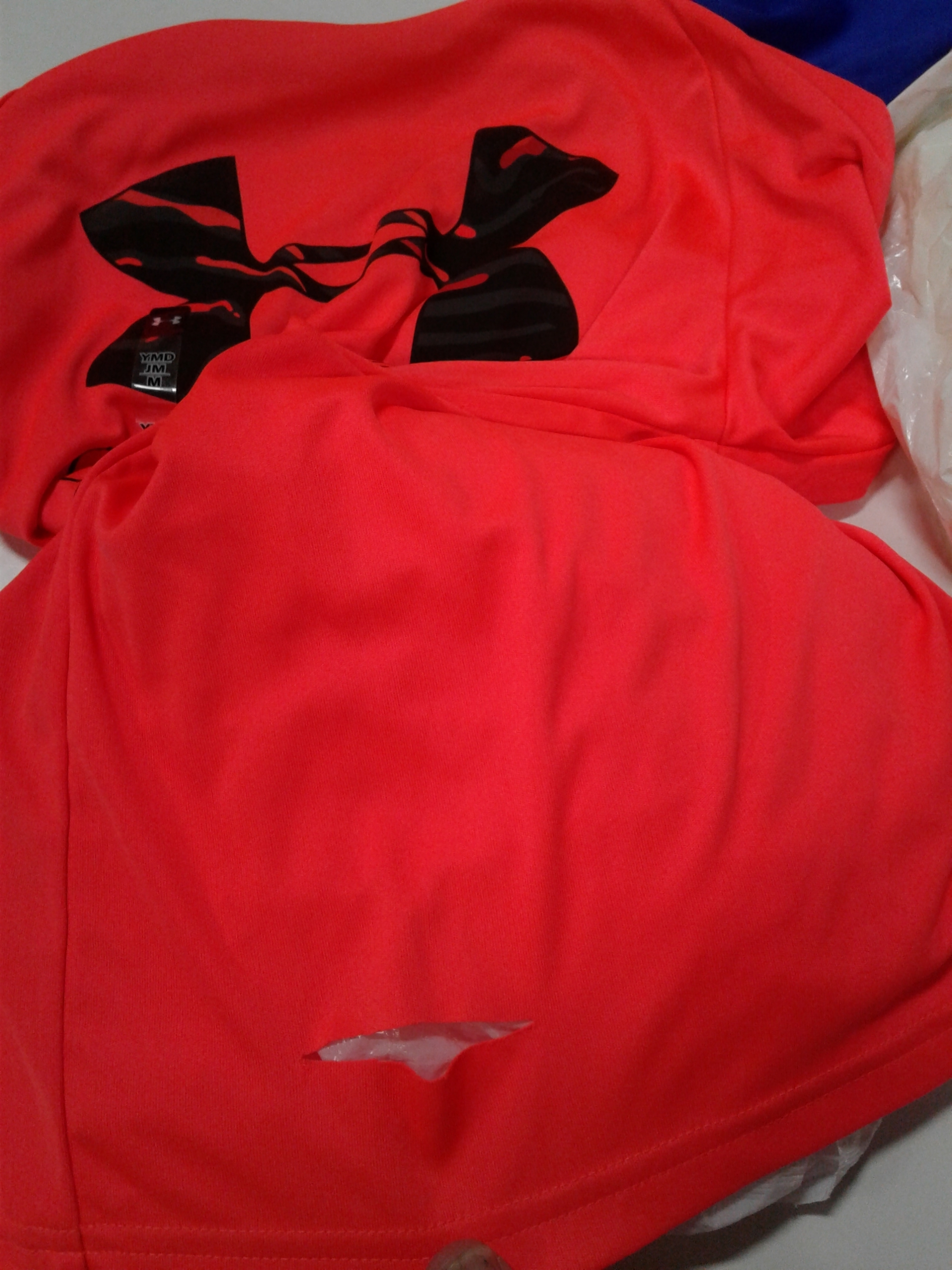 Don de vêtements neufs, mais abimés volontairement à Candiac