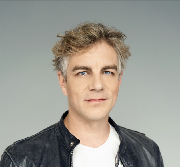 Dehors novembre : entre l’ombre et la lumière