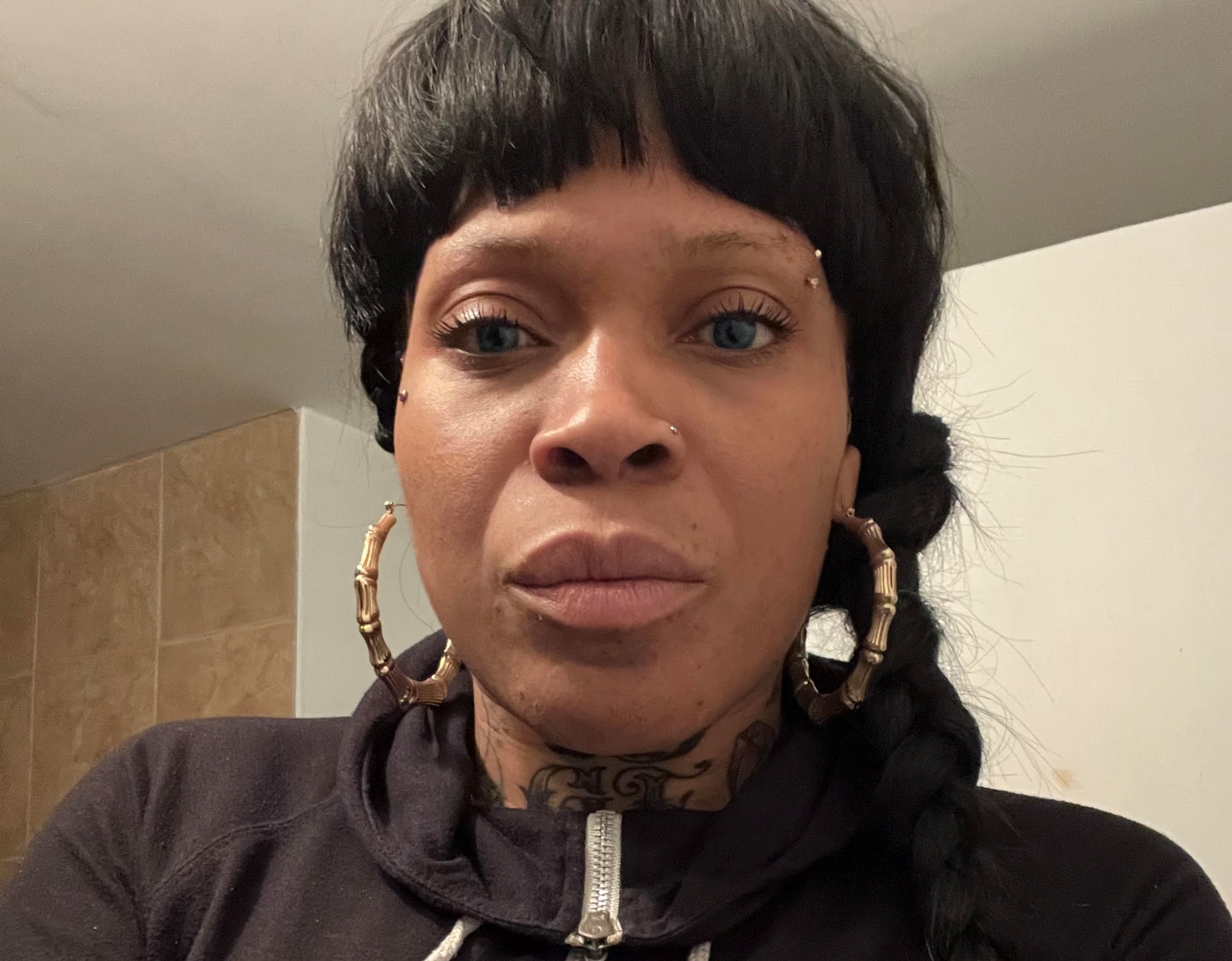 Arrêtée après avoir porté plainte pour actes haineux