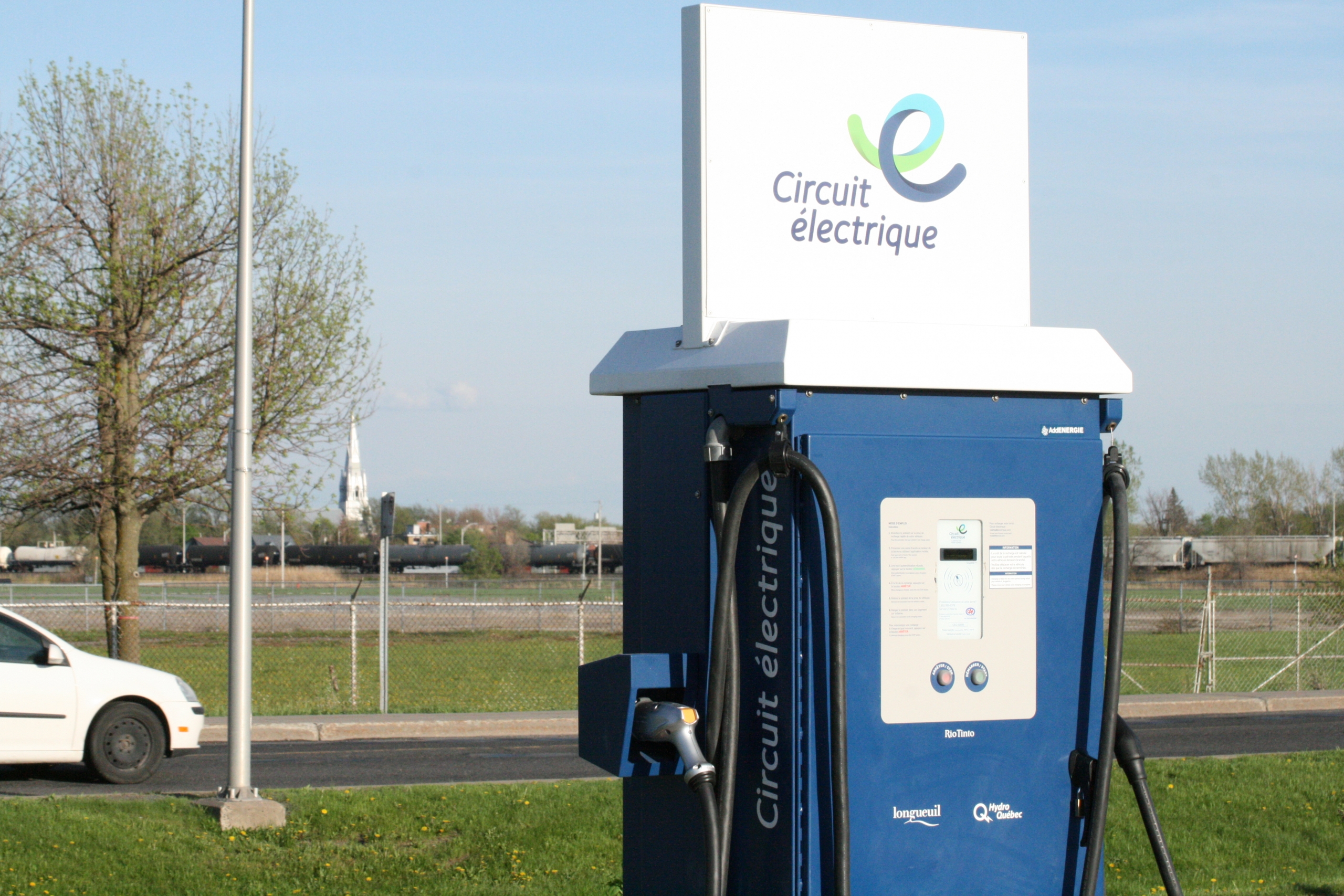Longueuil ajoute 10 bornes de recharge électrique d’autos