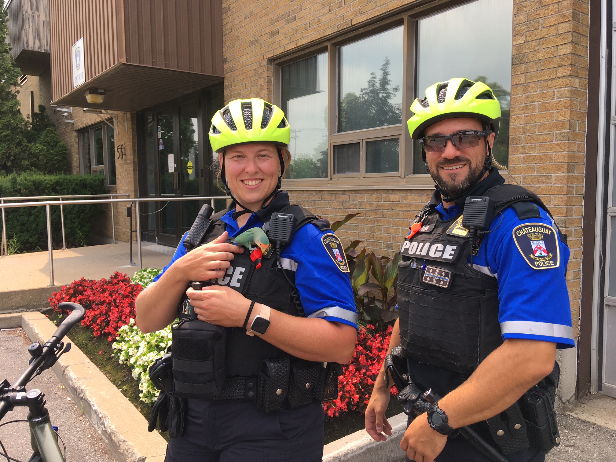 Un oiseau inséparable de deux policiers