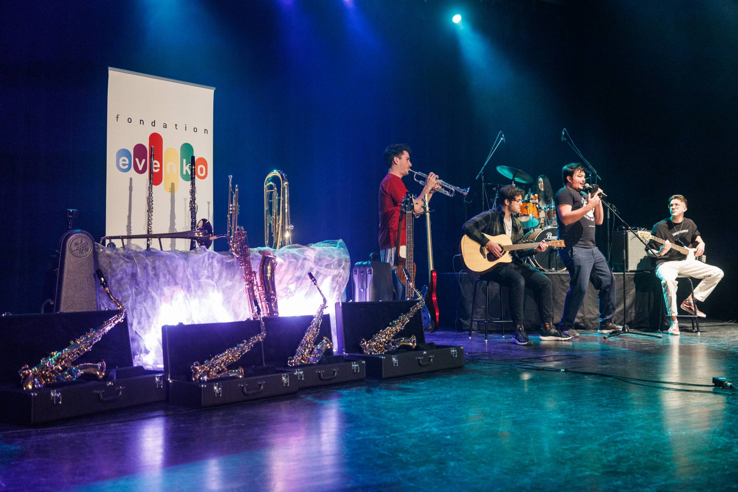 VIDÉOS – École de la Magdeleine: don surprise de 35 000 $ en instruments de musique