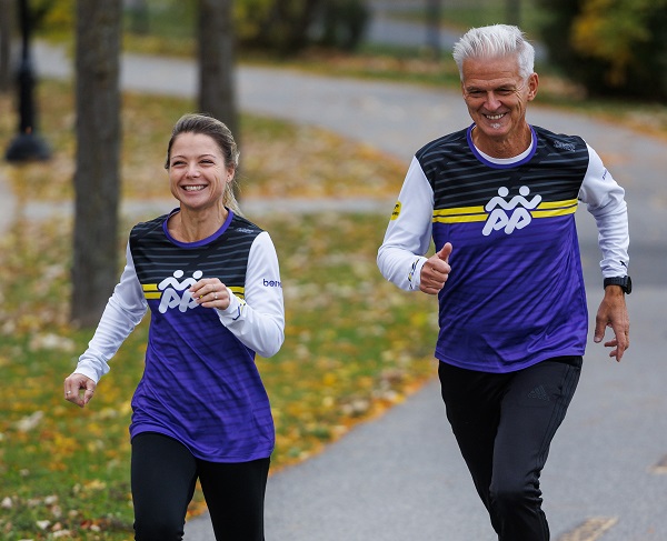 VIDÉO – À 72 ans, il transmet sa passion de la course à sa fille