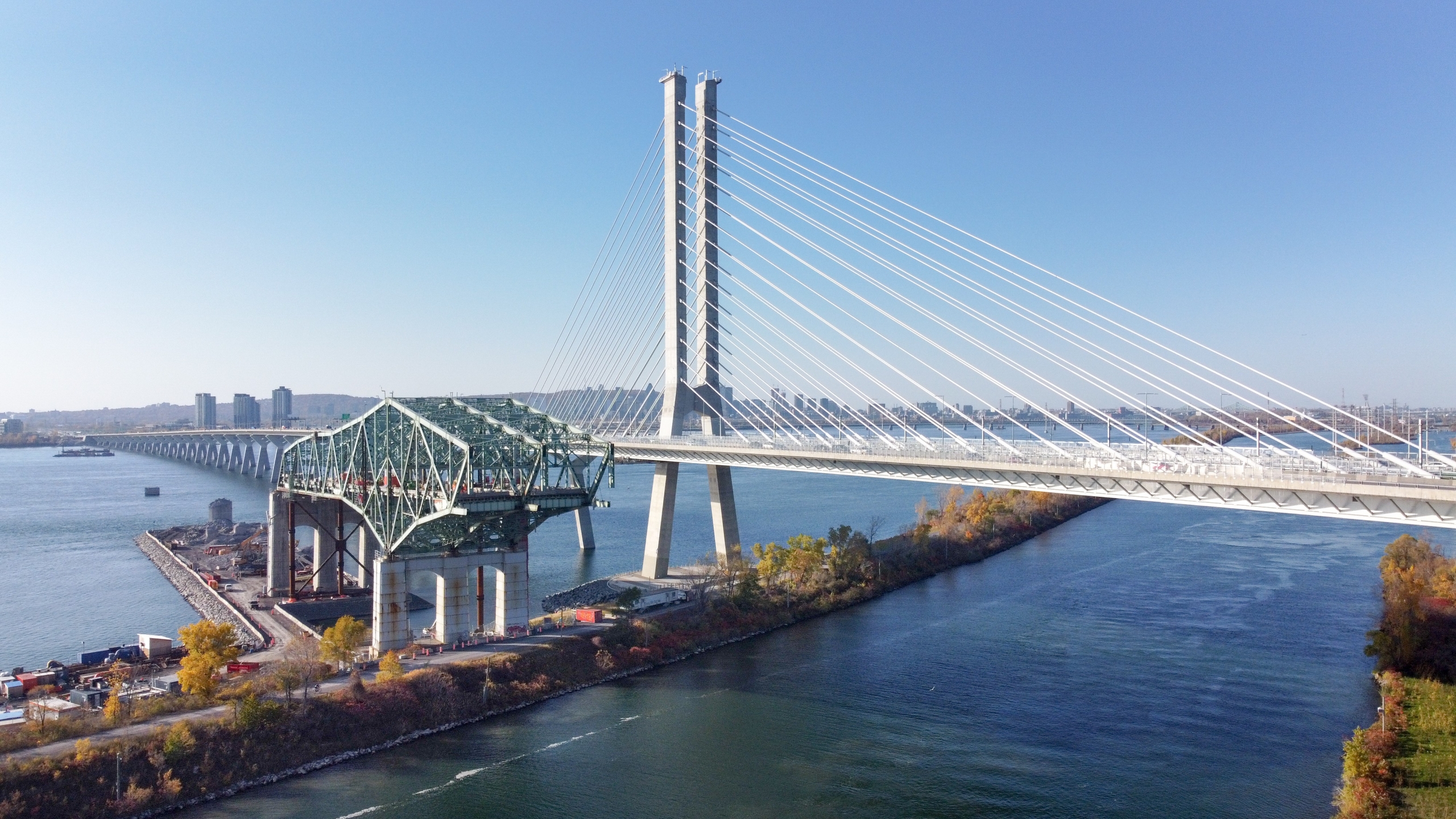 VIDÉO ET PHOTOS – Quand l’ancien pont côtoie le nouveau…