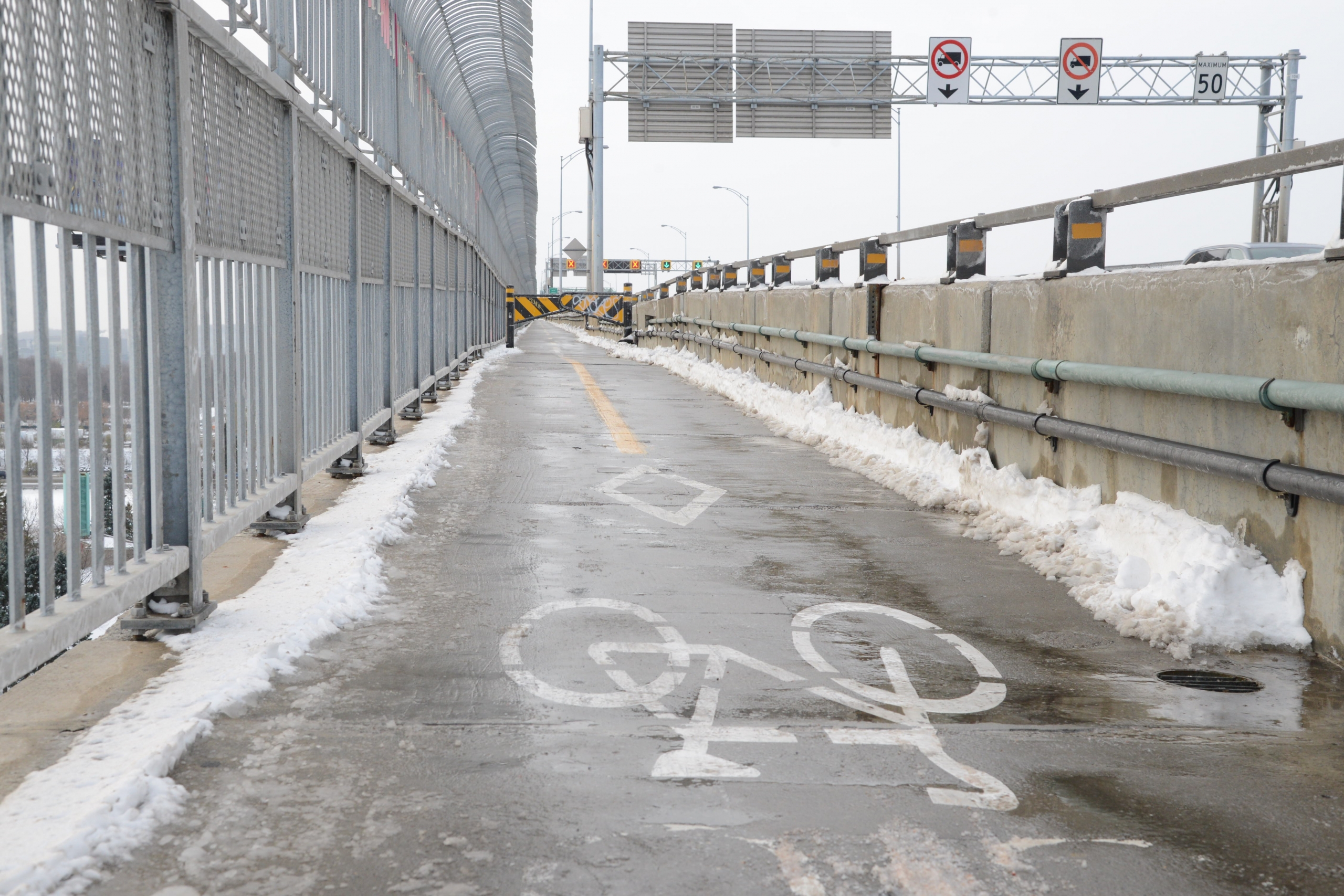 Pont Jacques-Cartier : la piste multifonctionnelle et le trottoir passent en mode hivernal