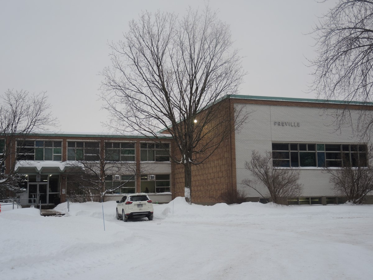 Des élèves du primaire forcés de changer d’école, les parents sont en furie