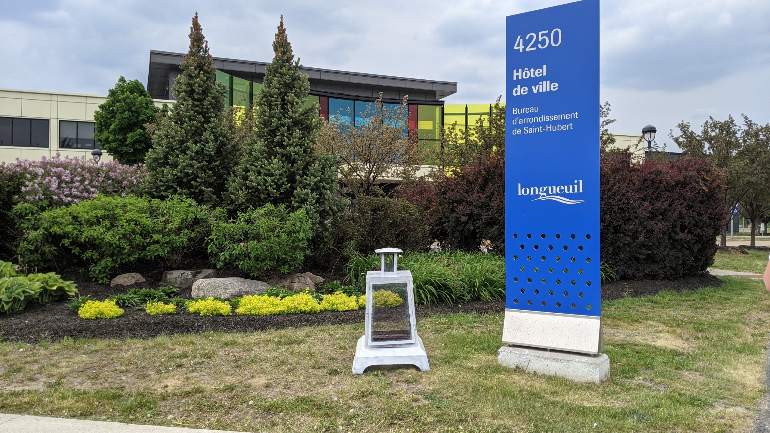 Un foyer blanc appara&icirc;t devant l&rsquo;h&ocirc;tel de ville de Longueuil