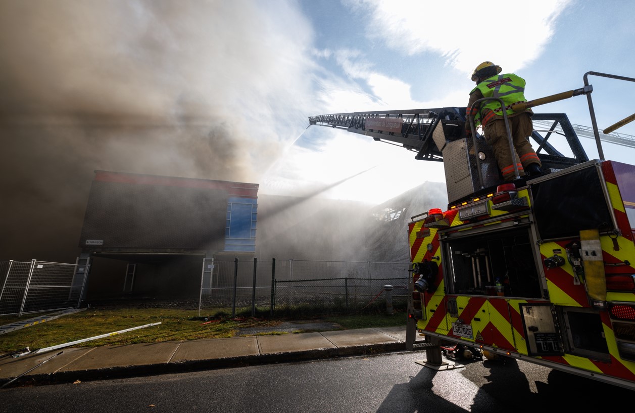 PHOTOS et VIDÉO : Violent incendie dans une école en rénovation à Longueuil
