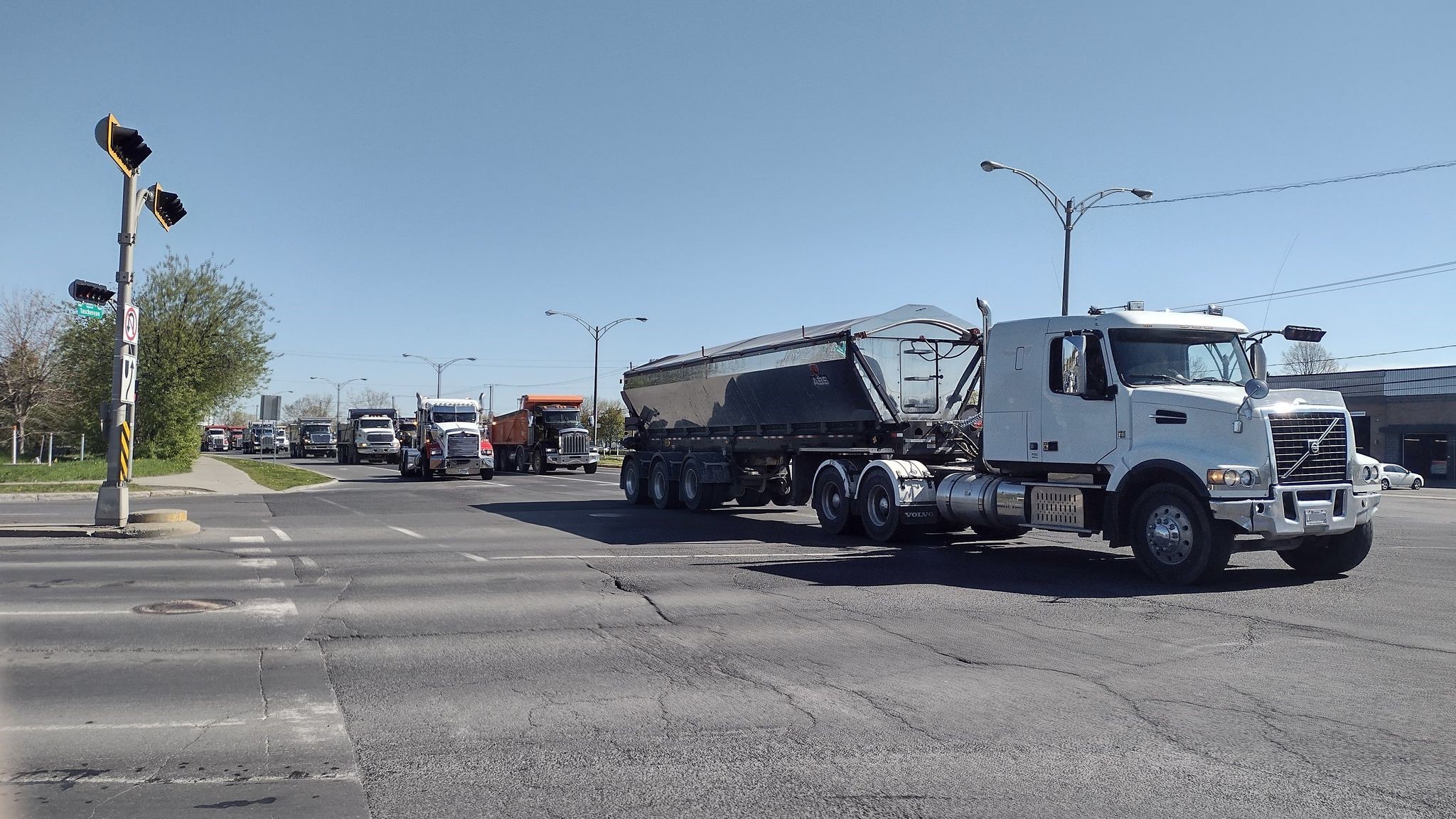 Boulevard Taschereau : Des camionneurs en colère face au prix de l’essence