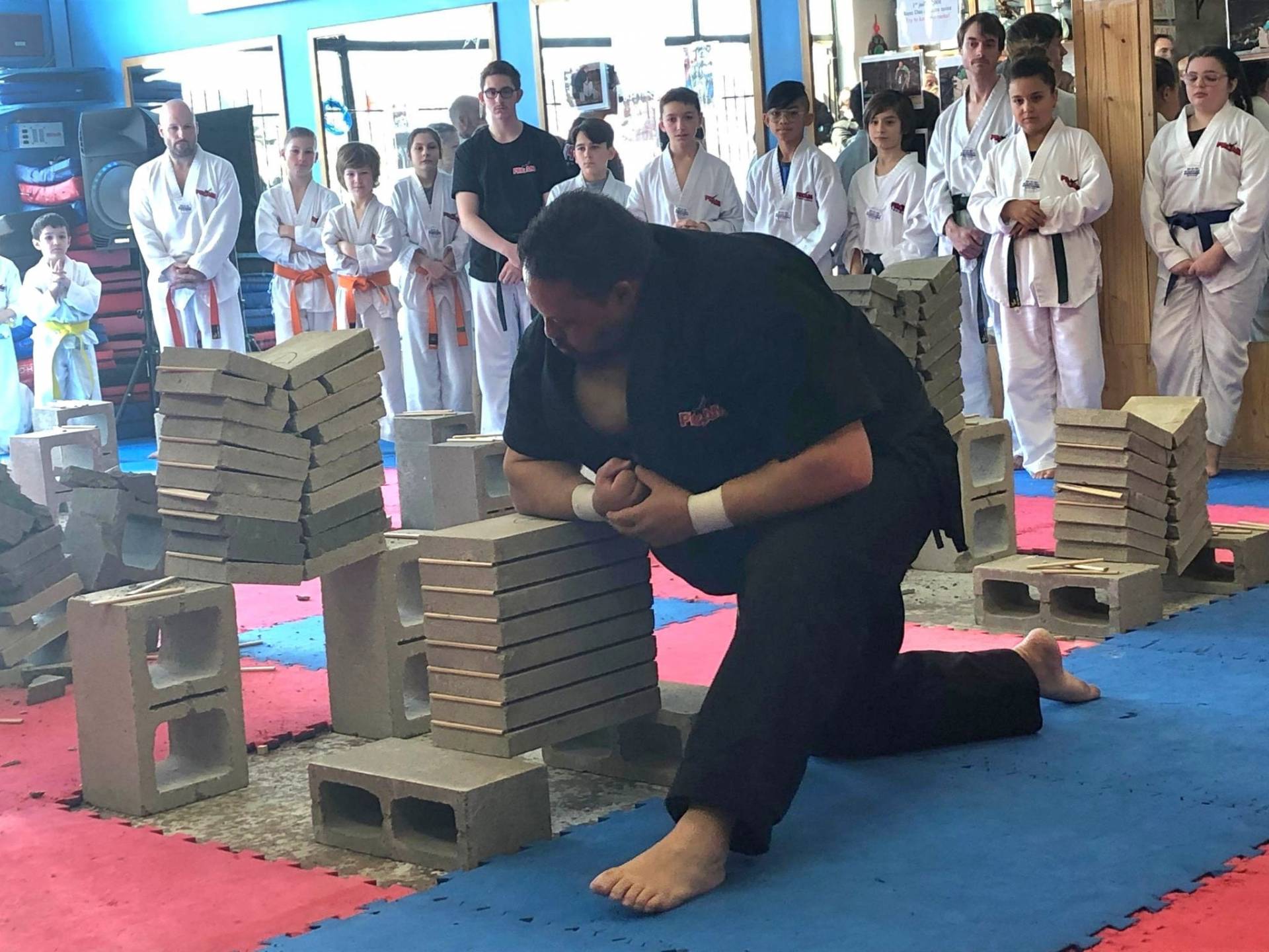 Il fracasse un record du monde en cassant 116 briques de béton