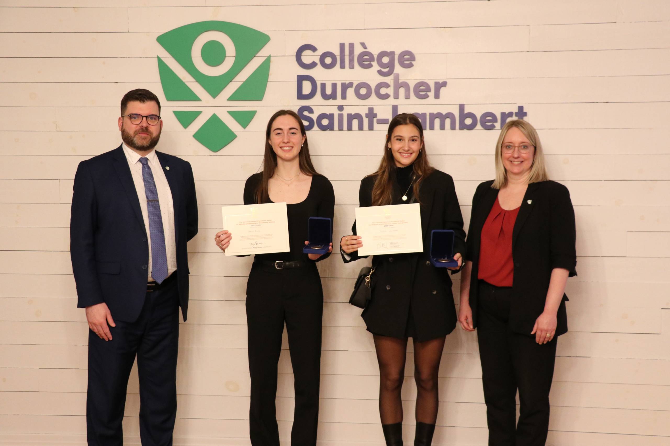 Collège Durocher : deux finissantes reçoivent la médaille académique du Gouverneur général