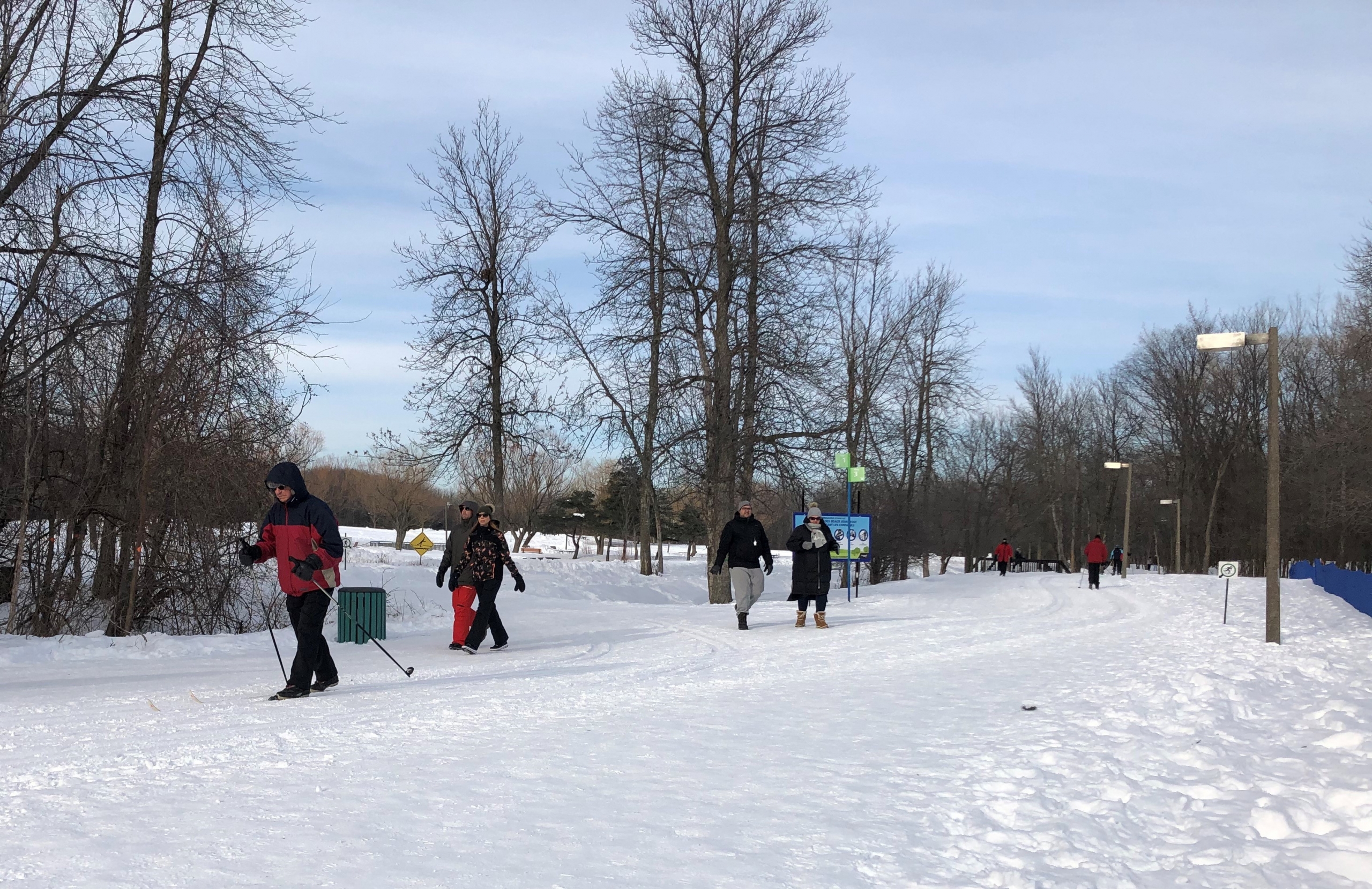 Les activités sportives hivernales reprennent dans les parcs-nature malgré des sentiers fermés