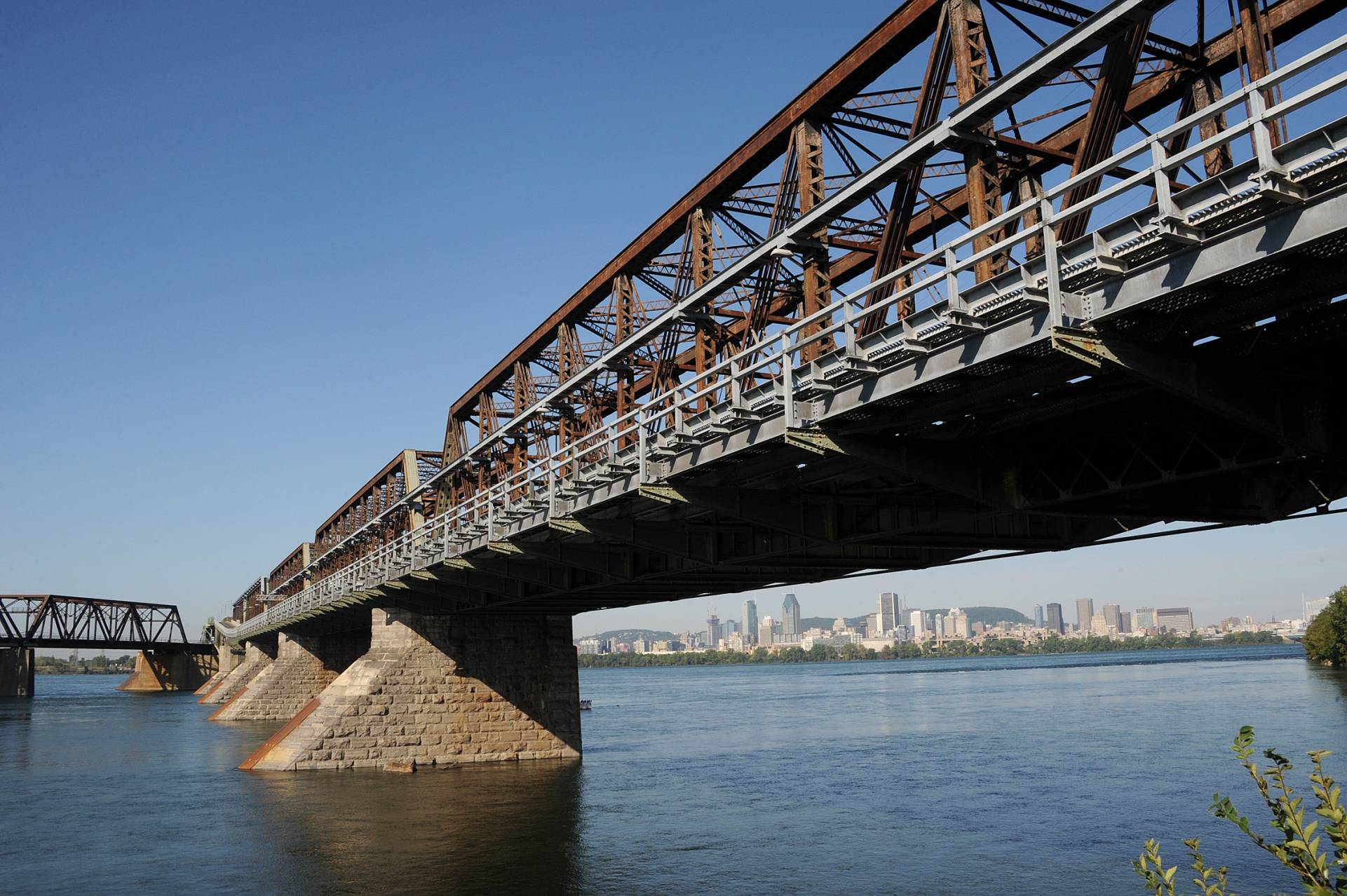 Des travaux de nuit sur la voie du CN près du pont Victoria