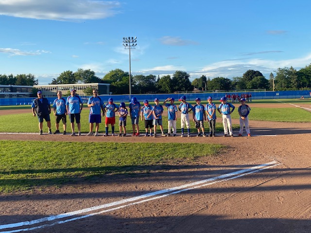 Une équipe de baseball du Roussillon s’amuse avec les Ducs de Longueuil
