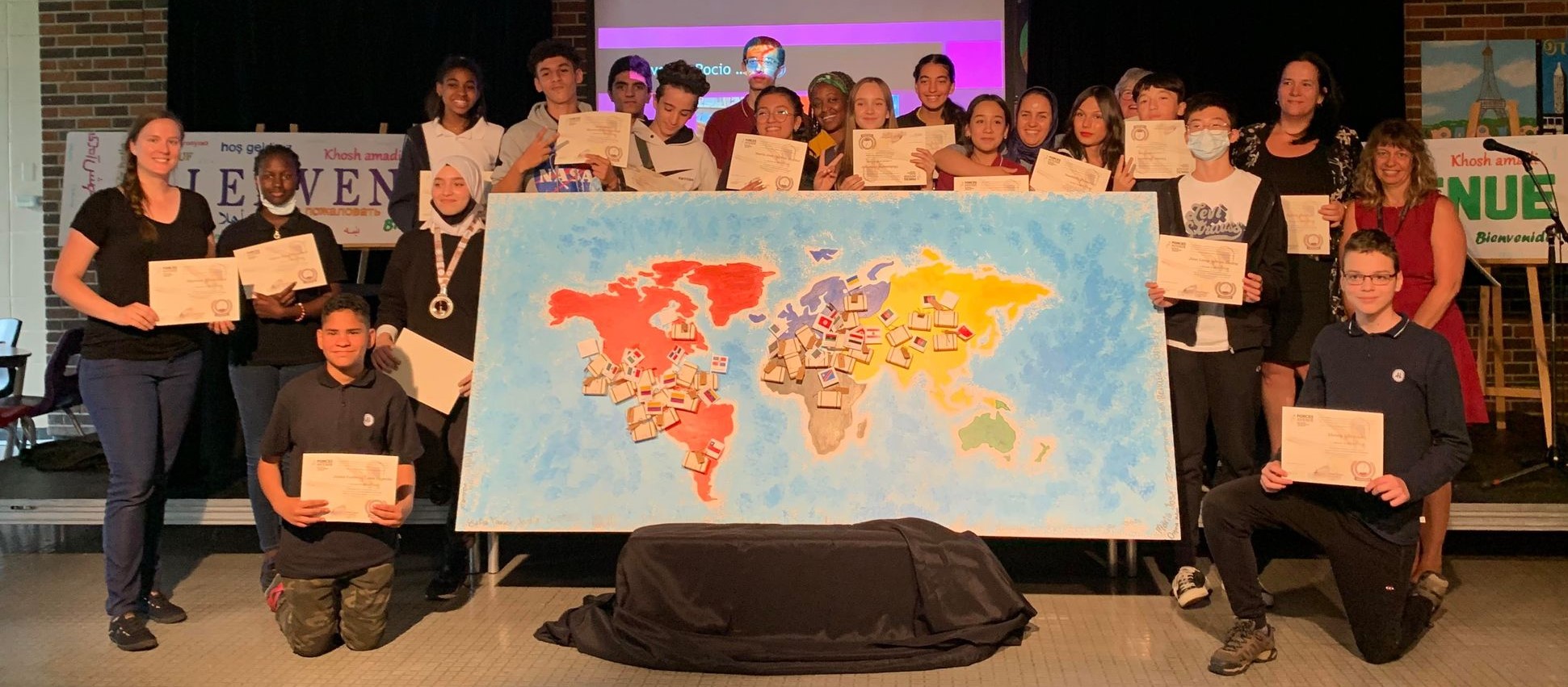 Une murale d’accueil signée par les élèves des classes d’accueil