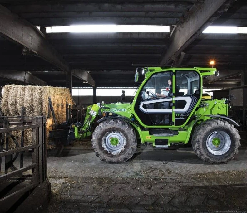 Turbo Farmer 42 7 handling hay 1 1024x683