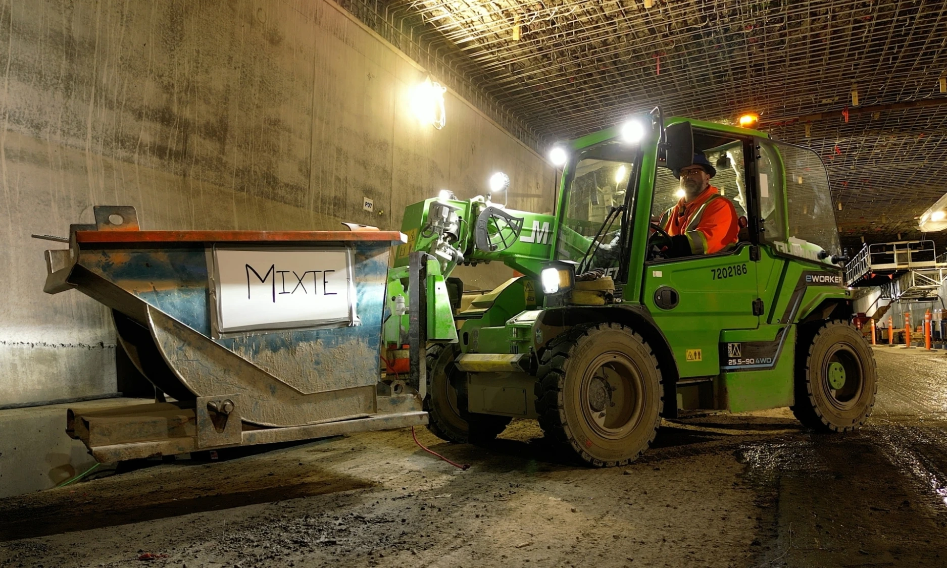 TUNNEL EWORKER STILL INSIDE L 01