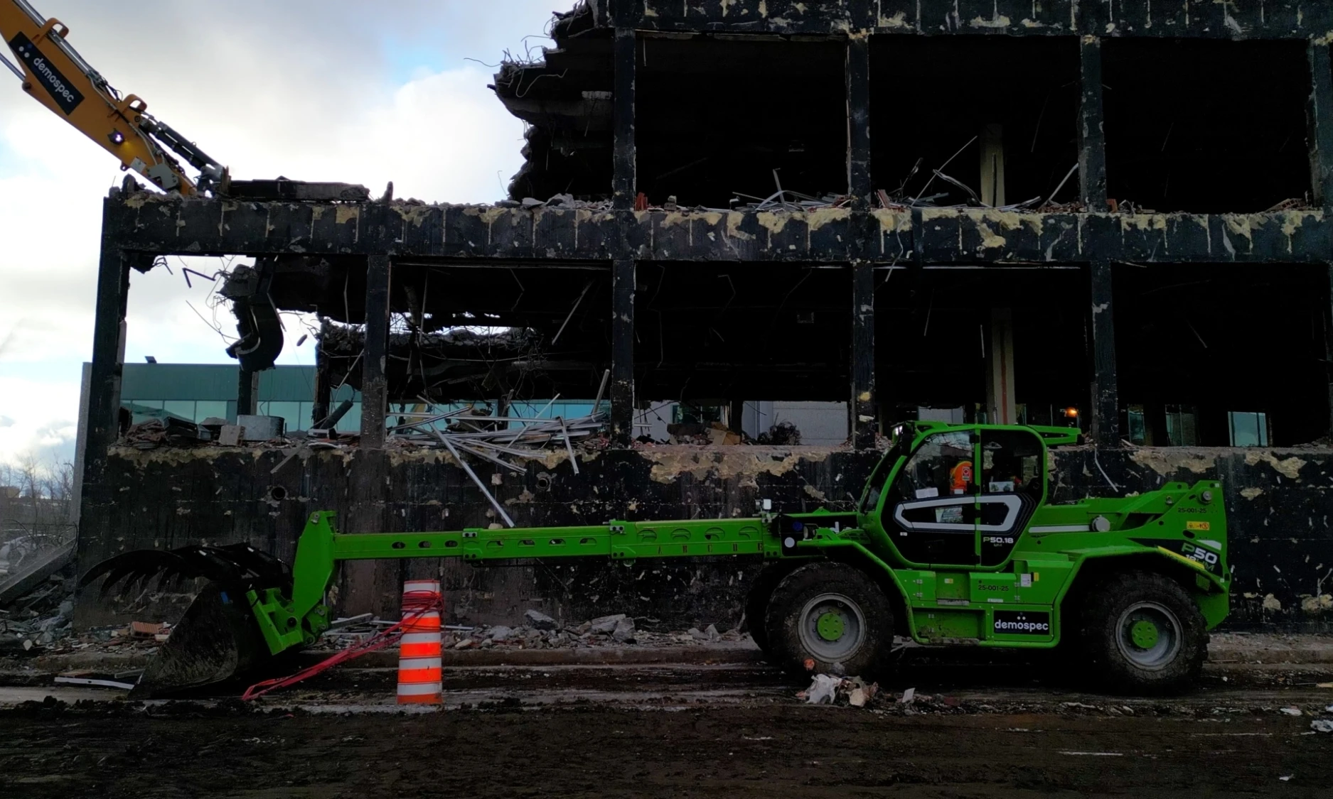 DEMOSPEC P5018 HM STILL 4 K SCRAPPING FRONTALREACH 01
