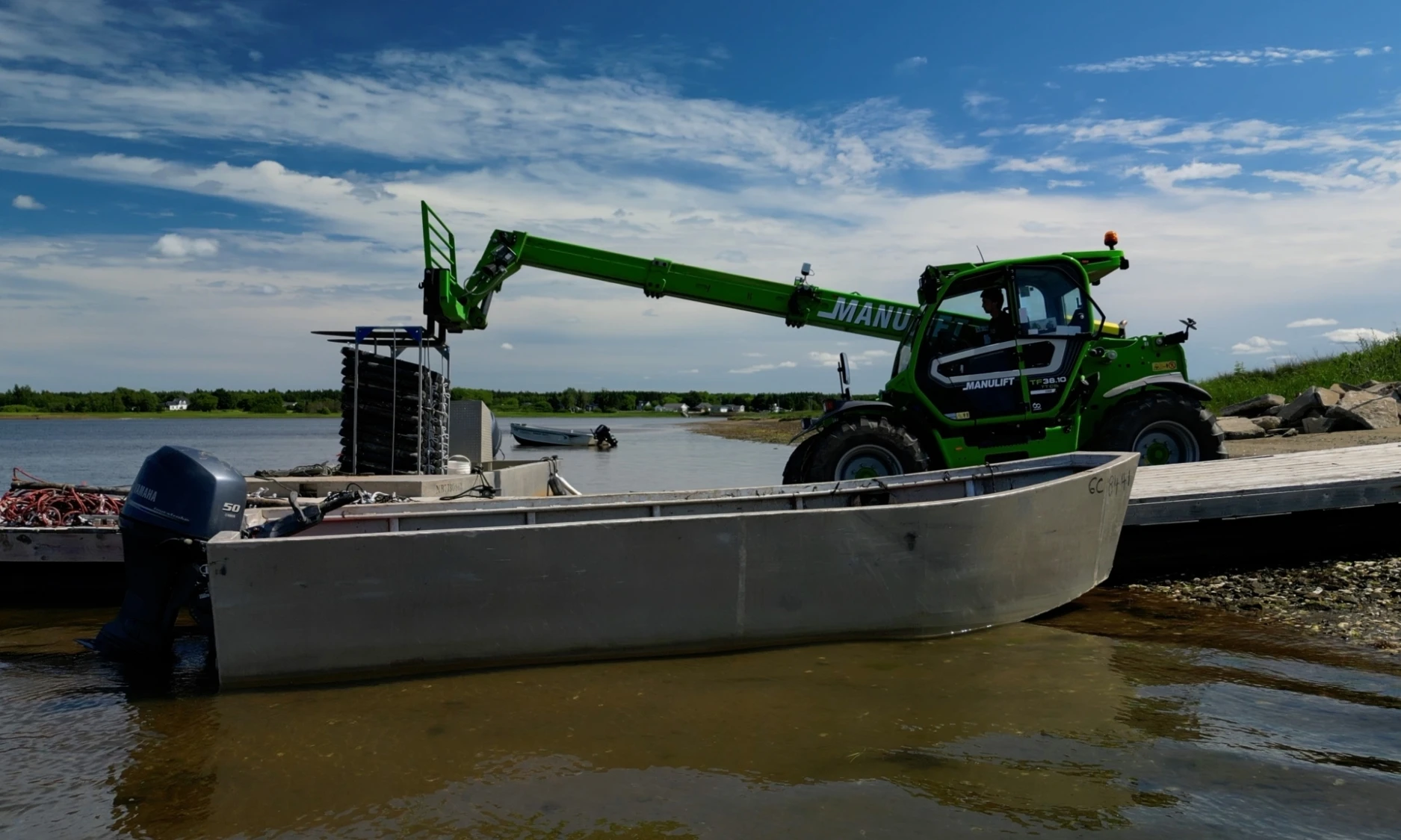AQUADOR TF3810 LOAD BOAT STILL 16