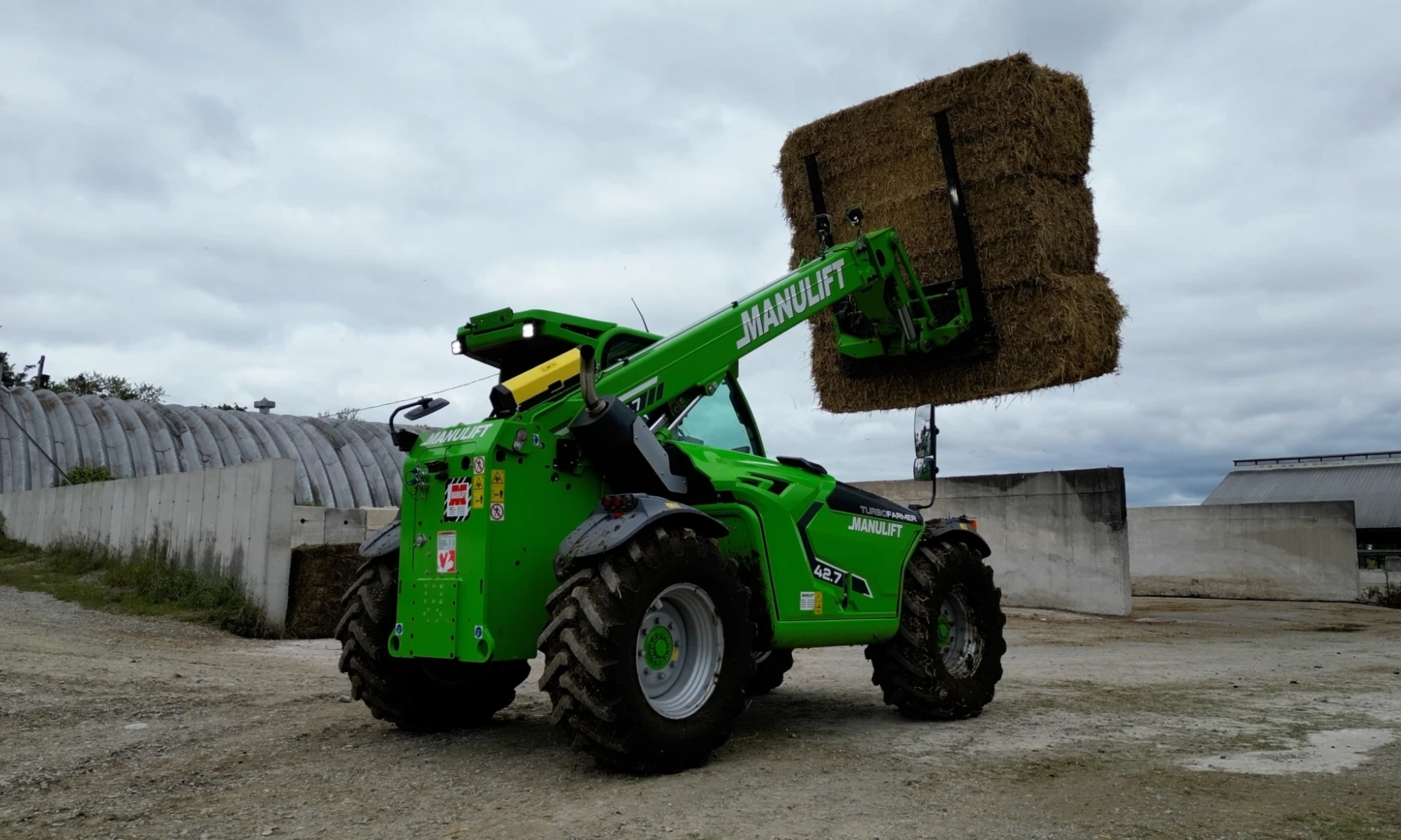 DJEFF 427 STILL BALES 4k 01
