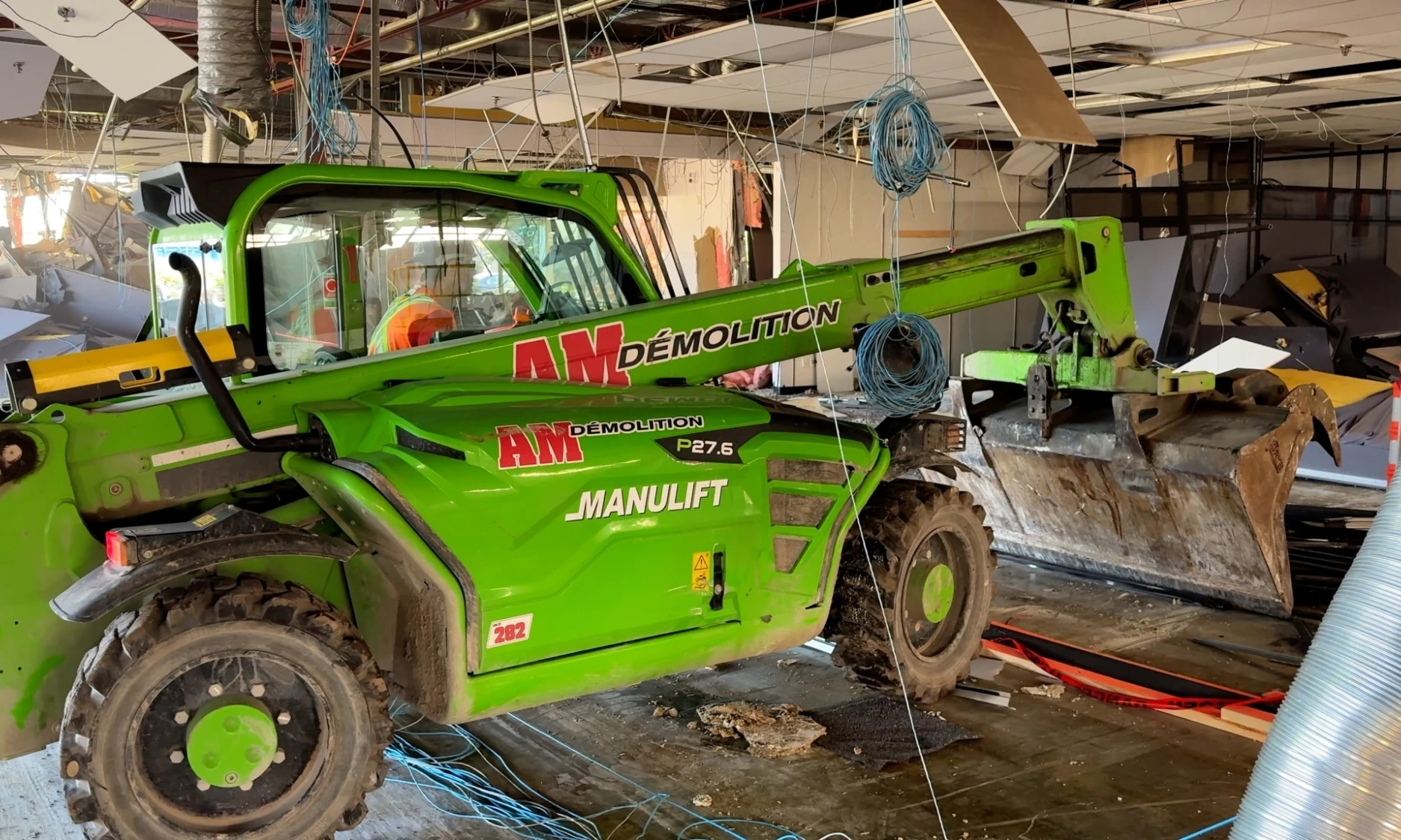 AM P276 BUCKET STILL 24 04