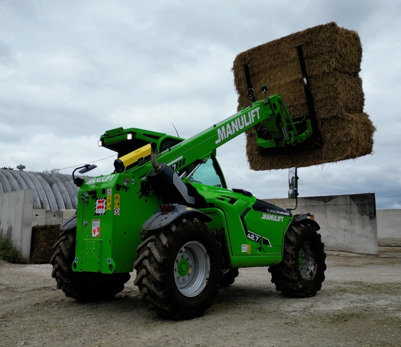 DJEFF 427 STILL BALES 4k 01